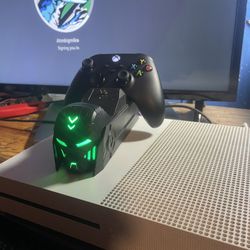 Xbox One, Controller, And Charging Station 