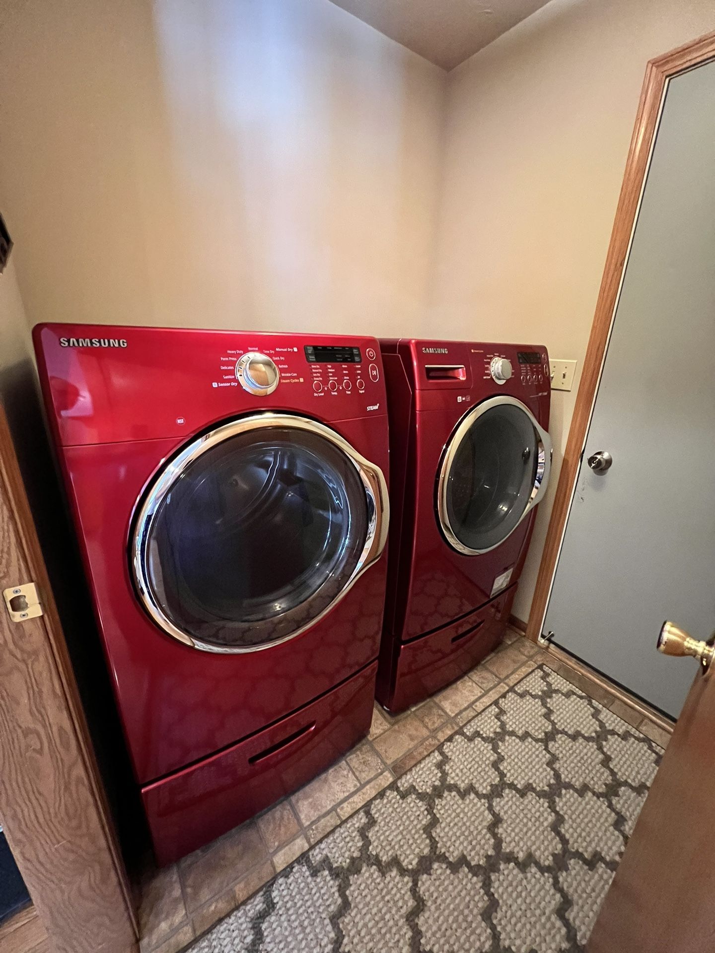 Samsung Front Load Washer/Dryer With Pedestals