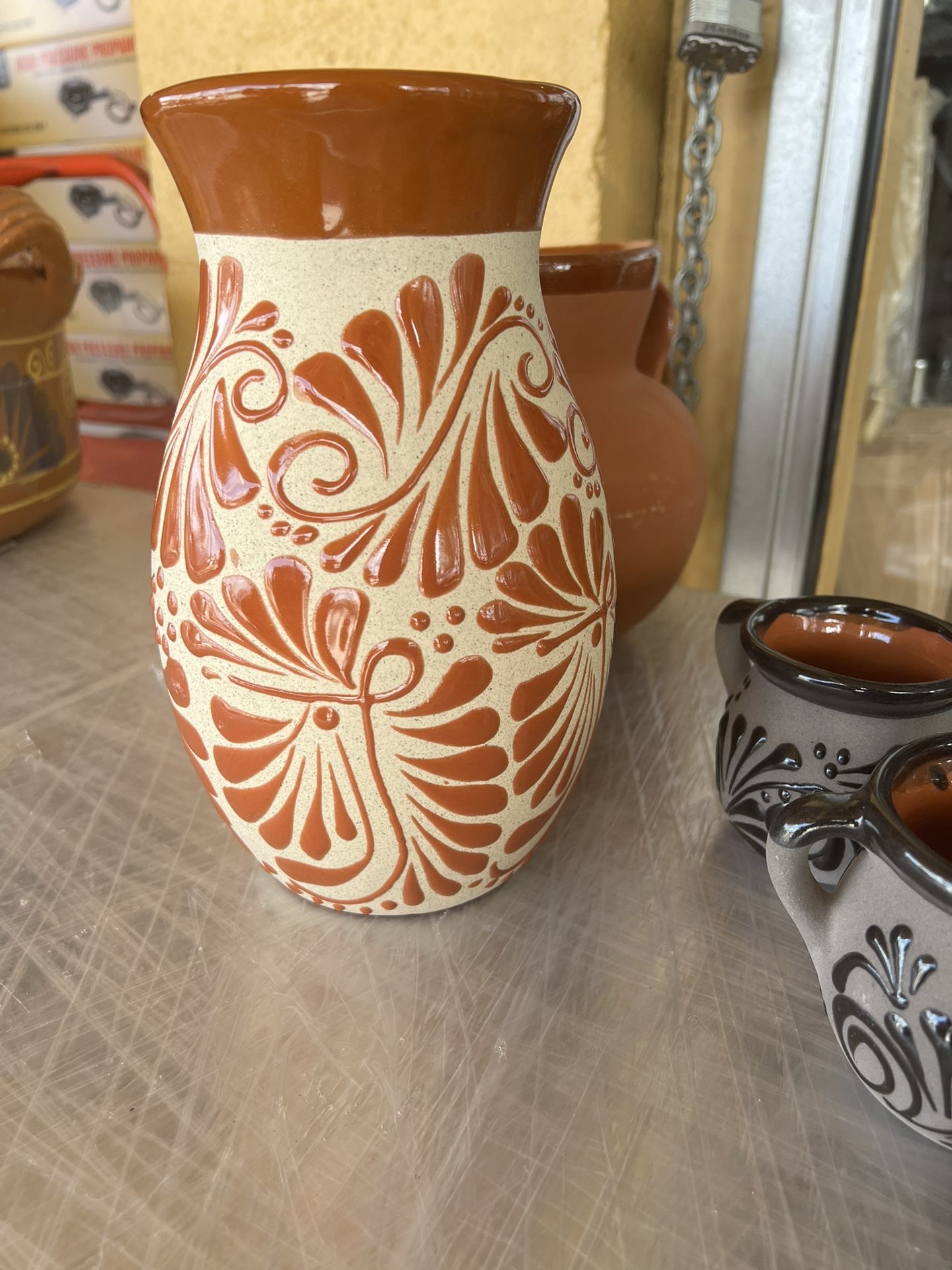 Barro En Estilo De Talavera. Cielito Lindo Style Vase. Traditional Brown Color