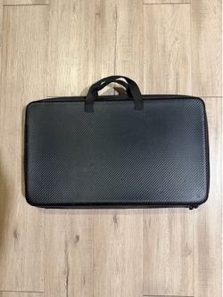 Kenley Padded Dj Case With Carbon Fiber Pattern