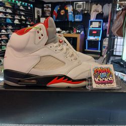 JORDAN 5 RETRO
FIRE RED SILVER TONGUE
#(DA1911 102) - SIZE 11.5 - ORIGINAL BOX