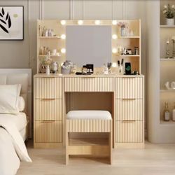 Brand New Makeup Vanity Table with Lighted Mirror and Seat 