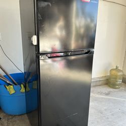 Insignia refrigerator 10 Cu. Ft. 