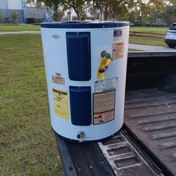 28 Gallon Water Heater By Whirlpool 