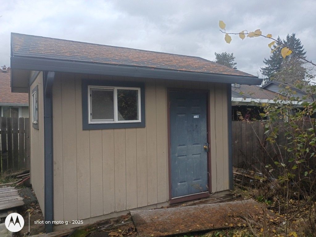 Shed 2 Windows  Great Condition I Never Use It