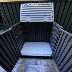 Outdoor Storage Medium 35 cu ft  Clean and Easy