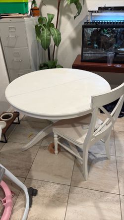 Free white kitchen table X6 Chairs