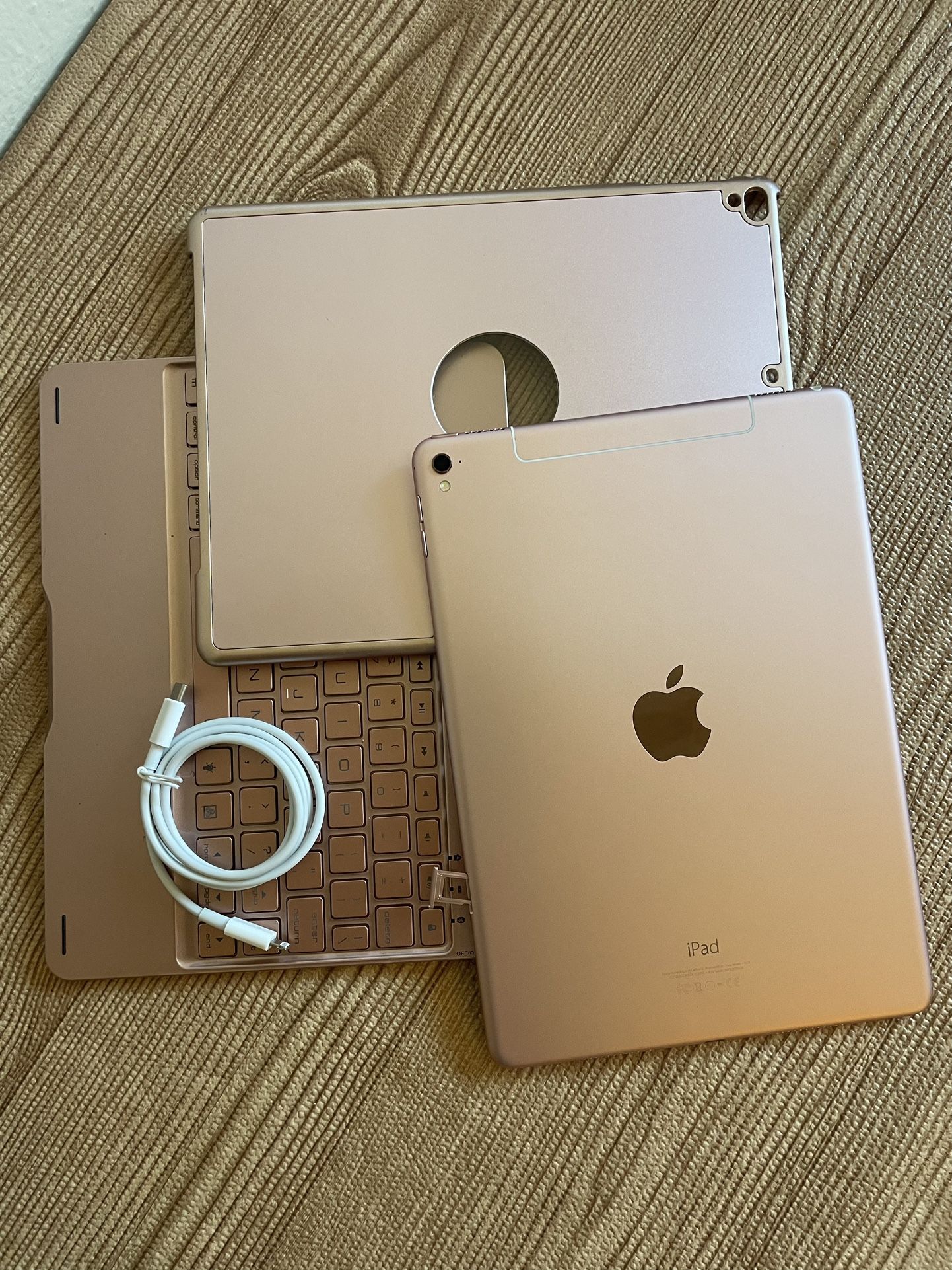 iPad Pro 9.7” (Rosegold) 128GB WiFi + Cellular Unlocked with Rosegold Keyboard Case & Charger