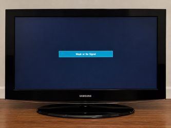 Samsung 32”  TV – HDMI – Powers On