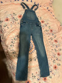 Levi’s Girls Overalls in a medium blue wash
