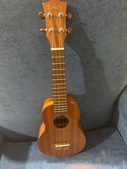 New Ukulele w case a strap