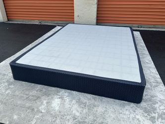 Queen Like new box spring