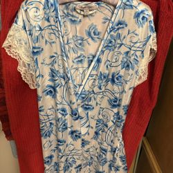 Ladies XS Floral Soft Robe with side Pockets