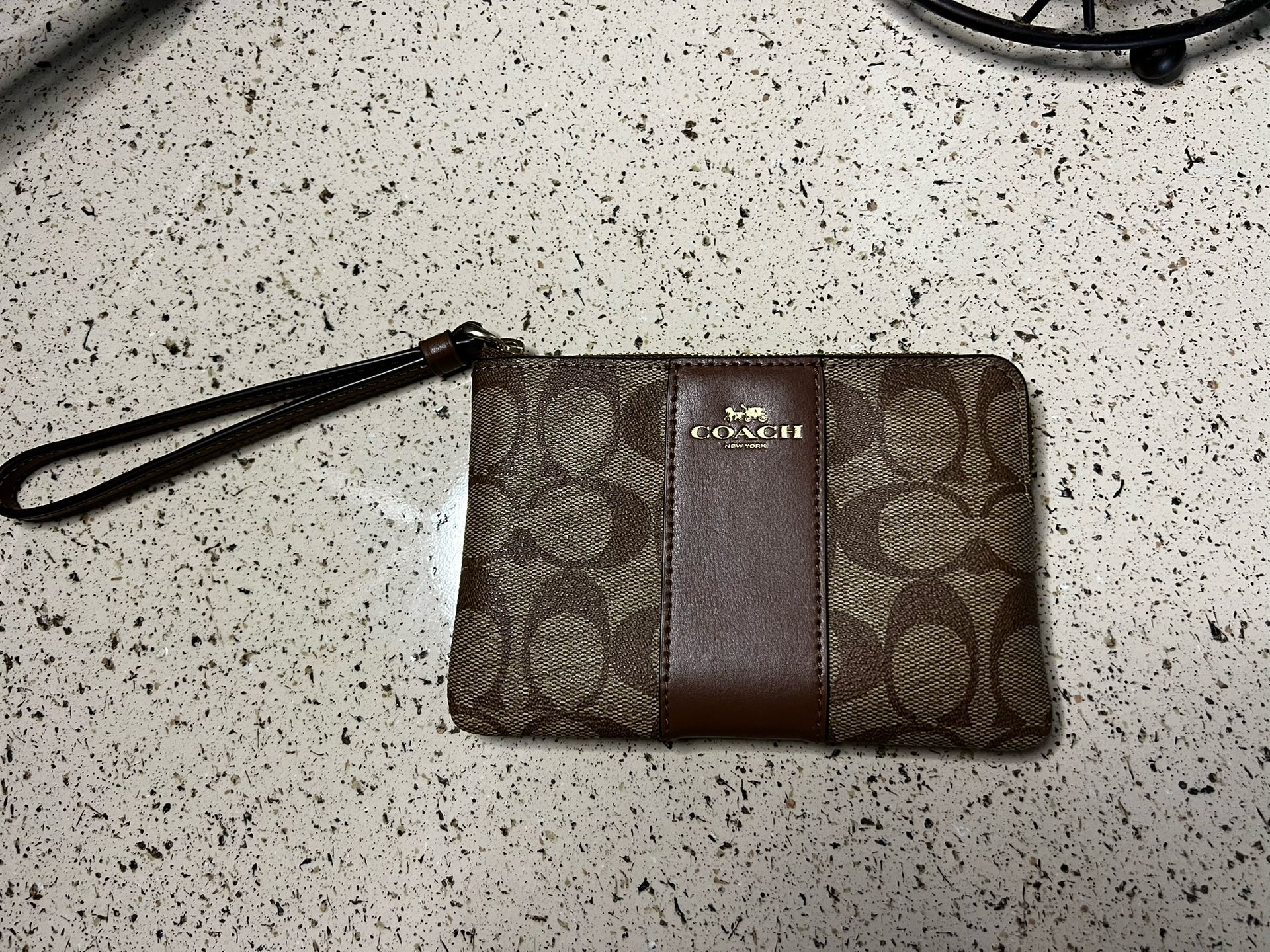 👜 COACH Wristlet Like New