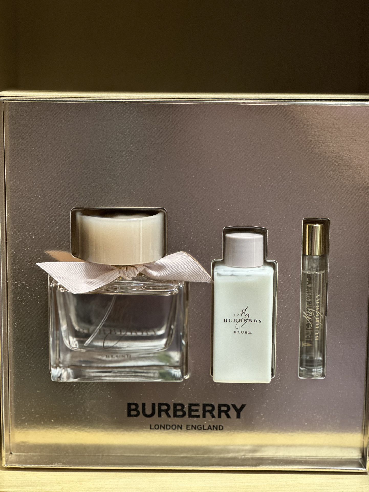 Burberry Blush gift set ( perfume body lotion and mini )