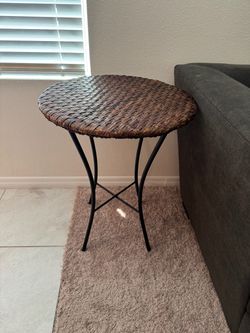 🖤🤎 Rustic Wicker Side Table – $20