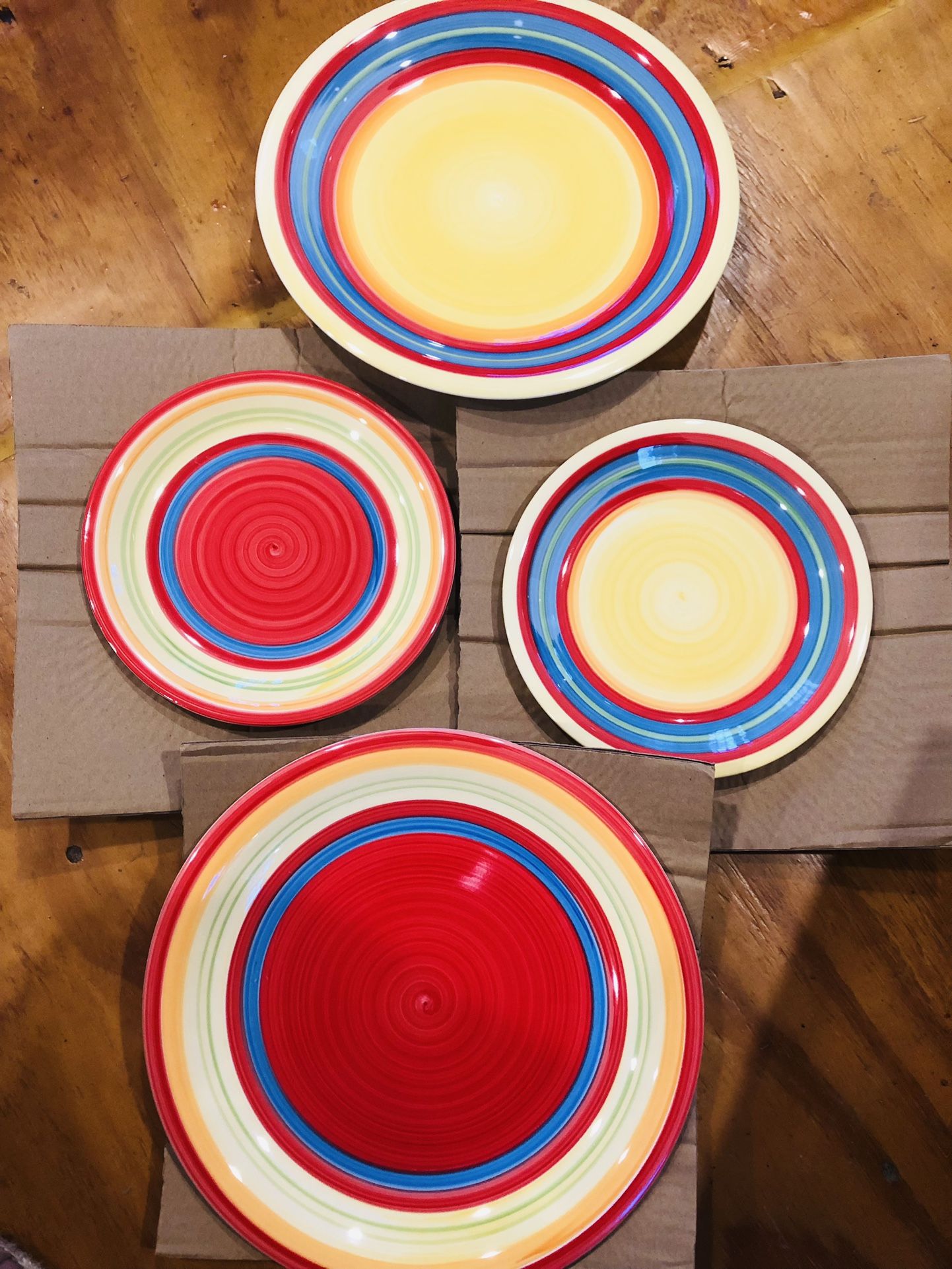 Brylane Home 16pc Dinnerware Set