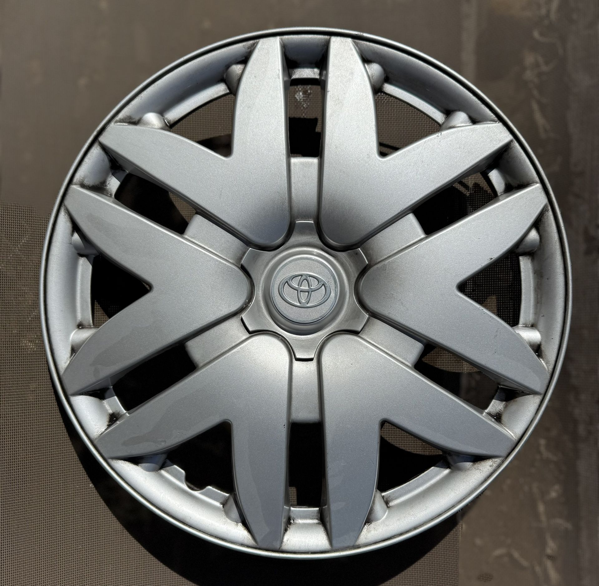 (1) 2005 Toyota Sienna 16” Hubcap - OEM Silver Wheel Cover