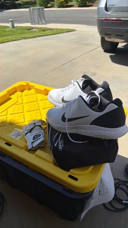 Nike golf shoes with bag, callaway glove and markers