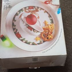 Christmas Chip Bowl and Plate Set Good Condition $10.00
