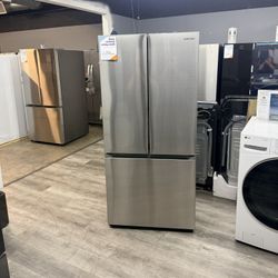 🔥SAMSUNG 32” (width) REFRIGERATOR WITH BEVERAGE CENTER AND ICE MAKER🔥