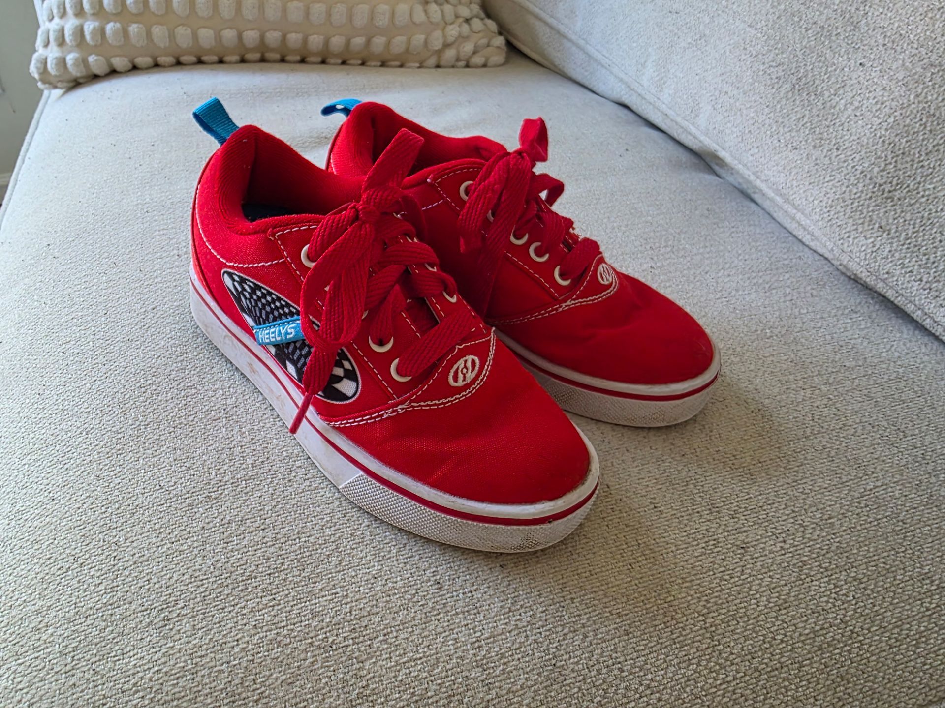 Heely's roller skate shoes kids size 1 for Sale in Bothell, WA - OfferUp