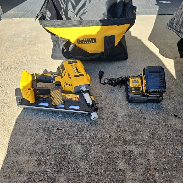 Dewalt 30 degree framing nailer with  1 20v AH battery Brand New 