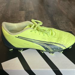 pumas cleats size 7 color green