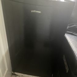 Small Fridge 100$  Need Gone !