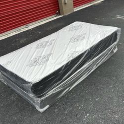 Twin Size Mattress and Box Spring // Delivery Available 🚛