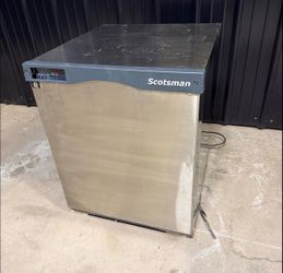 Ice machine makes flake ice