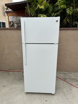 GE Fridge White 18cu ft 28x29x67🛑👍3 MONTHS WARRANTY