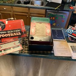 Foto Electric Football game 1950 by Cadeco, includes all necessary materials and still light up.  In original box still fun to play or even a great di