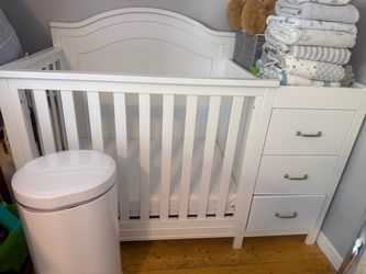 Baby Crib/ mattress included/ 3 side drawer combo