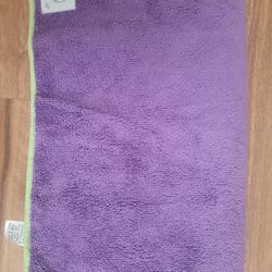 NEW GAIAM NO-SLIP YOGA TOWEL WITH CORNER POCKETS