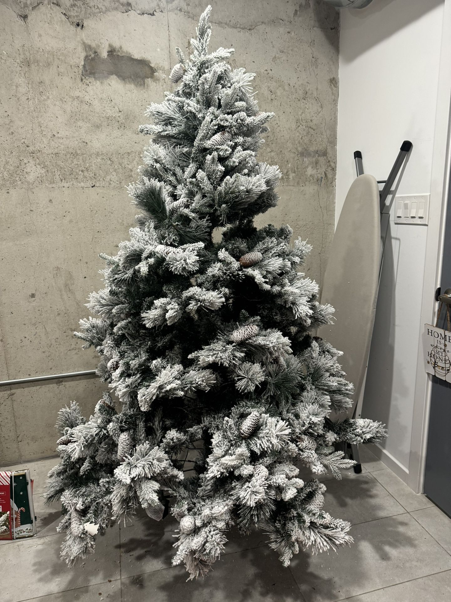 Brand New 6’5 Beautiful Naomi Christmas tree