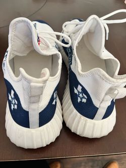 Tennis shoes