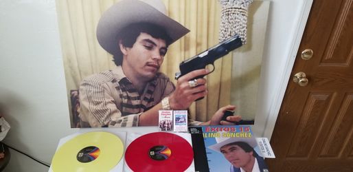 Chalino Sanchez (Rey de corridos) 2 colores discos de vinilo, 2 originales casetes y póster 36x24