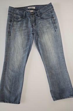 Candie's Women's Capri Jeans, Blue Denim, Medium Wash, Stretch,