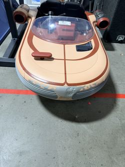 This is a Radio Flyer Star Wars Luke Skywalker's Landspeeder 12V ride-on toy. 