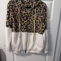 Woman’s hooded zipper fleece