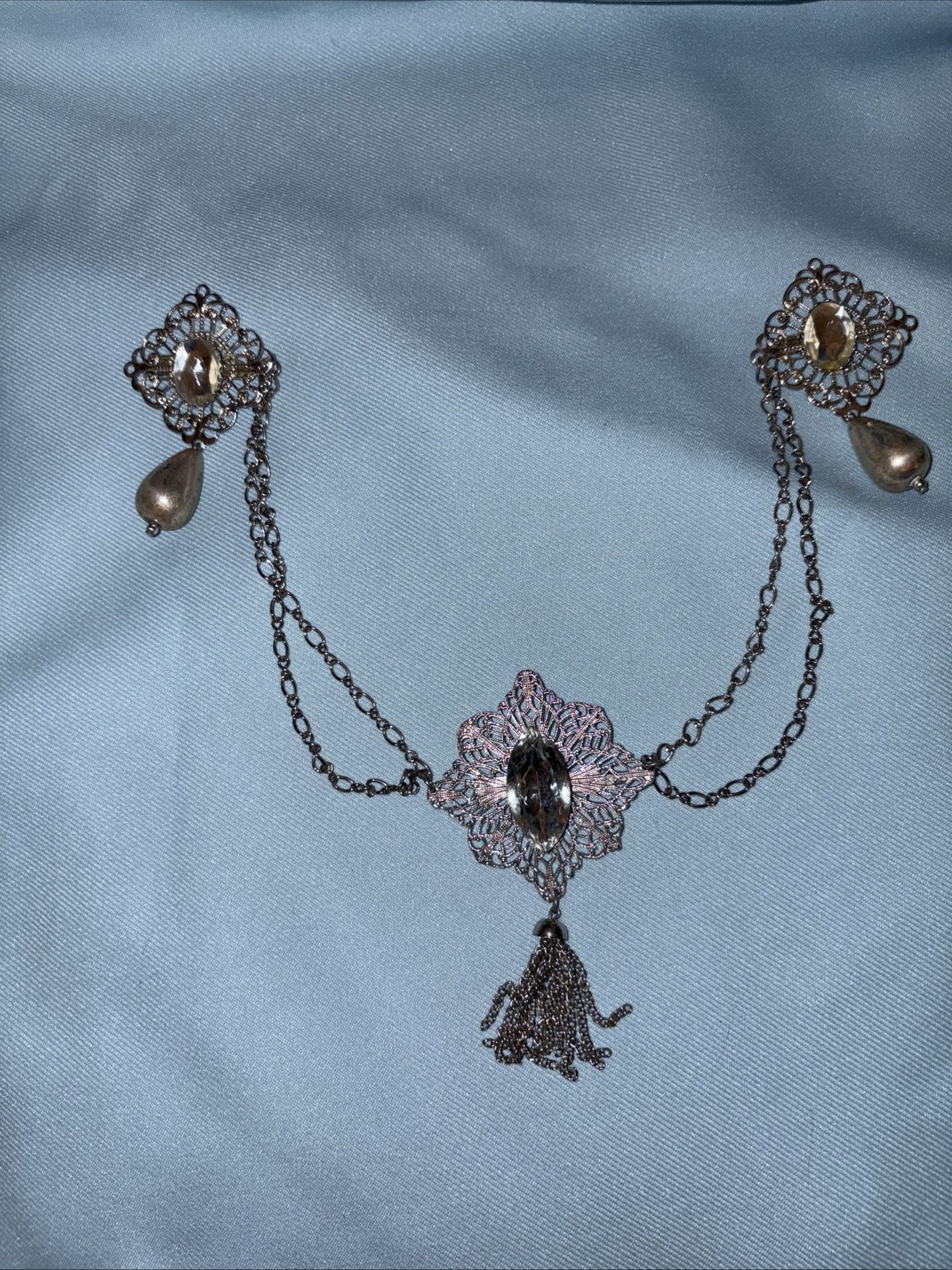 Vintage connected brooch accessory