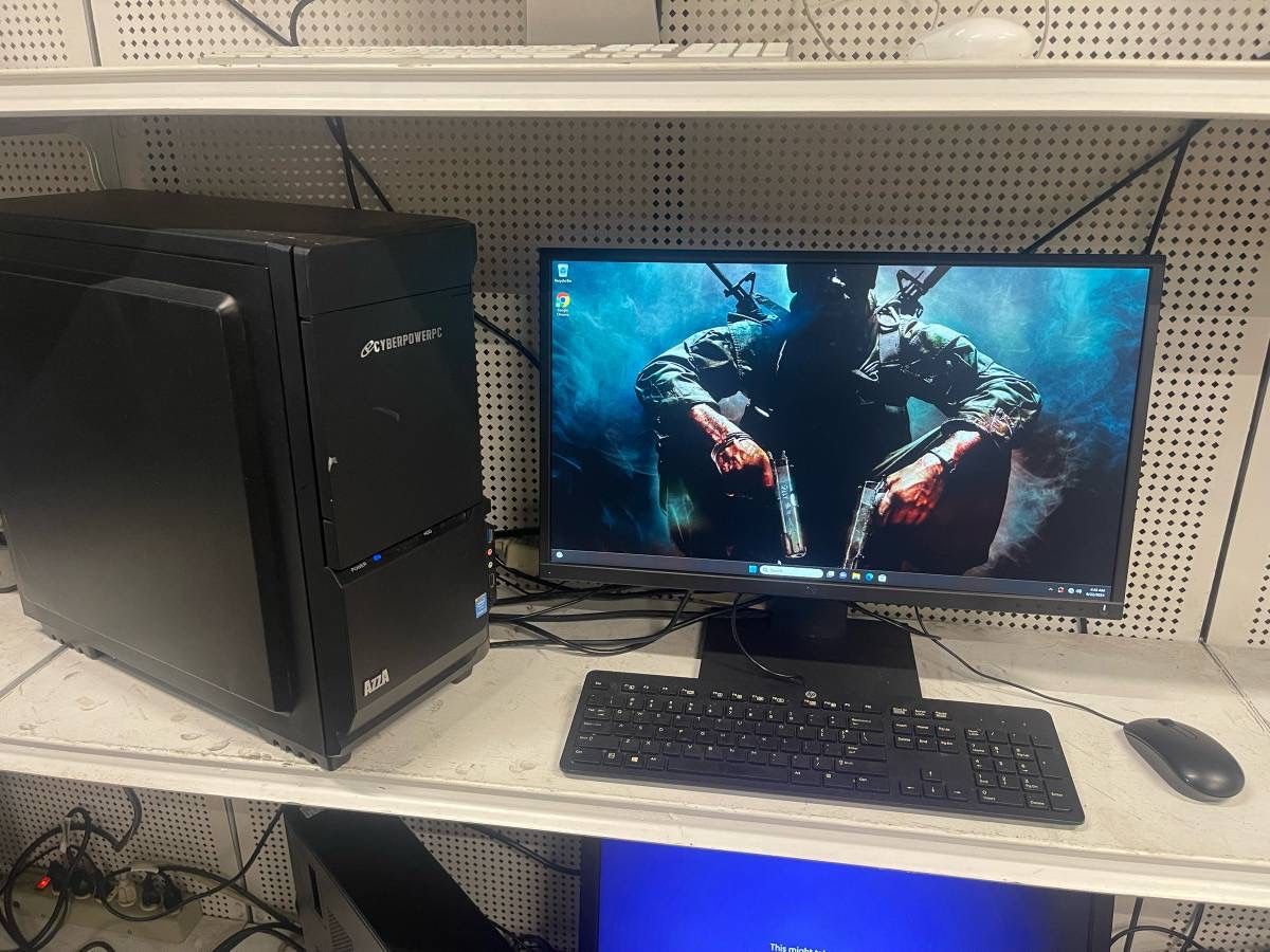 Gaming Pc with monitor keyboard and mouse