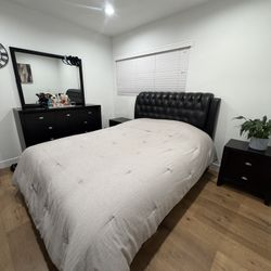 Queen bedroom set (without mattress)