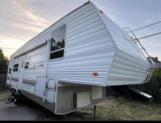 2004 SIERRA SPORT 5TH WHEEL TOYHAULER ON BOARD GENERATOR 32”FOOT LONG