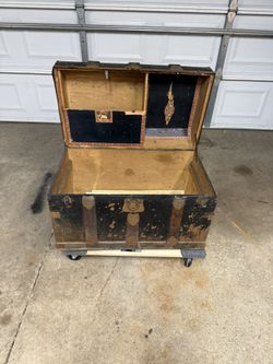 UNIQUE  VINTAGE TRAVELING CHEST/ TRUNK. $ 40.00  OR BEST OFFER. 