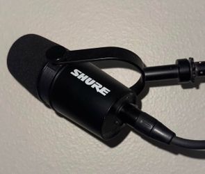 Shure  MV7X Microphone W/ desktop Stand
