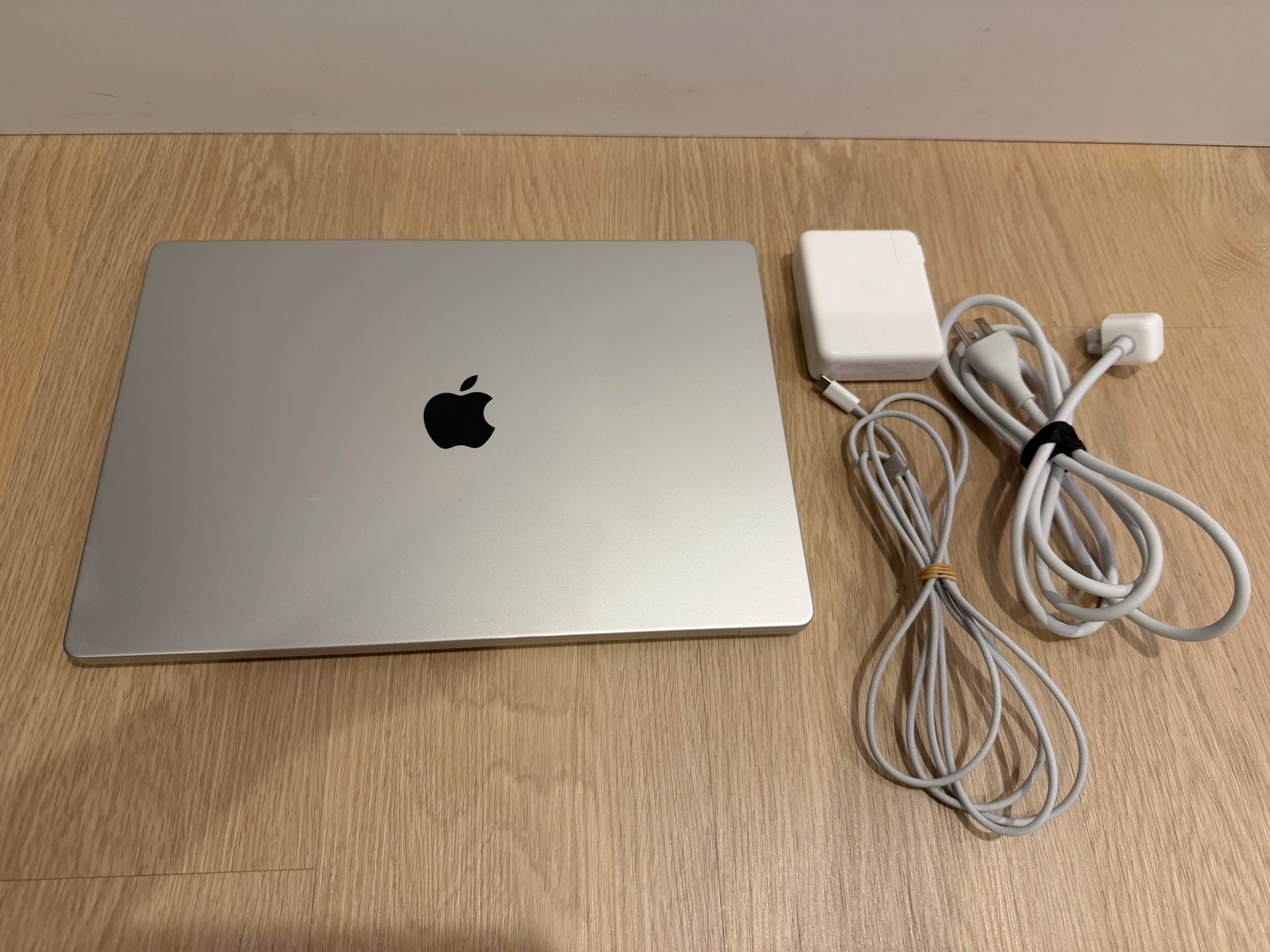 Apple MacBook Pro 16" M1 Max 32-Core GPU 64GB RAM 1TB Silver 2021