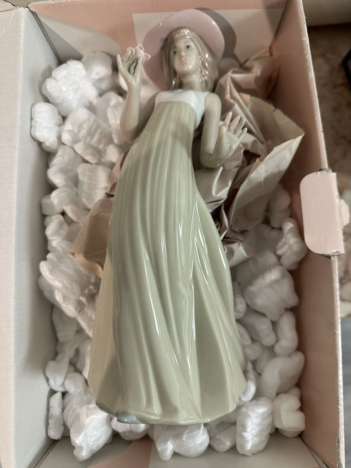 Lladro Statue With Box