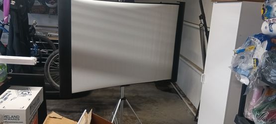 Accolade Duet portable projection screen and a Optima Projector